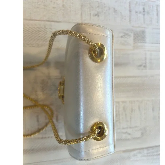 A vintage Frenchy of California cream leather shoulder bag with gold chain. - Picture 4 of 10